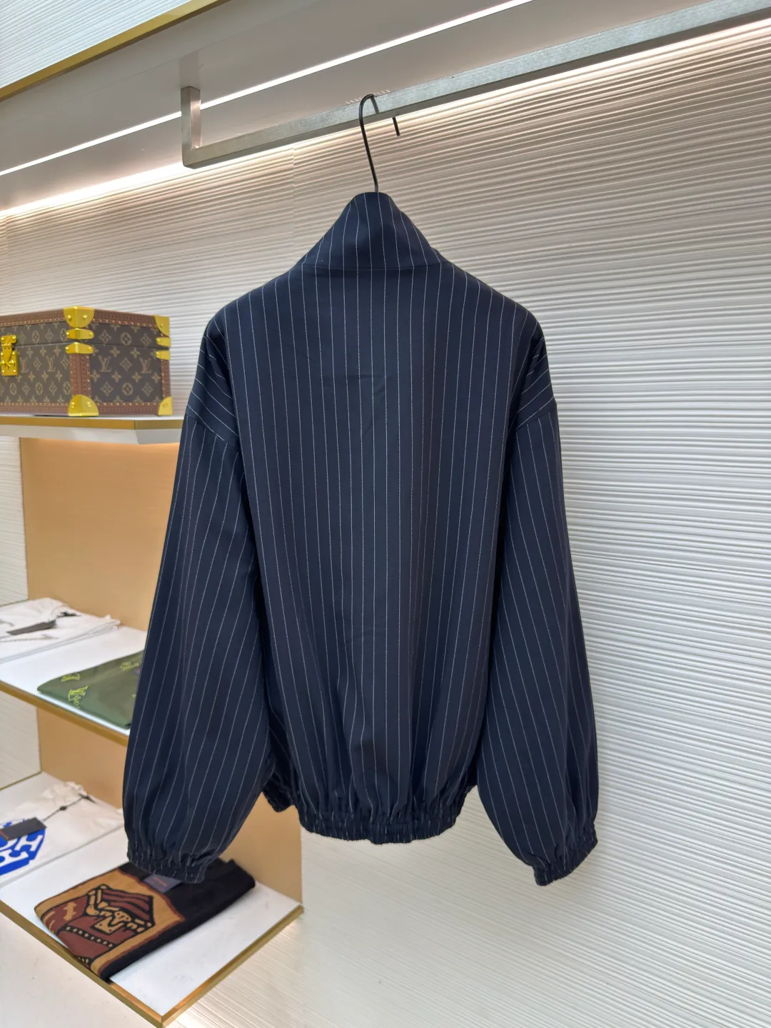 Acne Studios bow striped jacket ●Original version: Purchased and developed for 8000 ●Item number: 1680791-B45 ●Material: fine rhyme striped luxurious fabric fabric ●Technology: embroidery production ●Version: fitted version ●Weight: about 685 grams ●Size: 44-46-48-50 ●Description: Customized fine rhyme striped luxurious fabric and Acne Studios rayon jacquard lining, smooth and delicate, comfortable and close to the skin As smooth as silk, with navy blue as the main color, elegant reflection of retro atmosphere, the pinstripe design is a perfect tribute to retro sports. They are arranged in an orderly manner along the outline of the jacket, and the seasonal bow embroidery on the chest injects soul into the jacket. The delicate stitching makes the bow seem to flutter at any time. The design of the zipper is simple and elegant. Elegant behavior is calm and leisurely. It perfectly interprets the fashionable sweet and cool style, using imported machine embroidery technology. Using advanced computer control systems and precision mechanical components to achieve Acne Studios' seasonal bow tie embroidery work has high precision and smooth and delicate lines. The infrared positioning cutting machine uses infrared transmitters and infrared receivers to achieve precise positioning of materials. The accuracy can reach the micron level to meet the effect of high-precision cutting of plaid alignment. The fabrics have been sand-washed and have a better hand feel and texture. They are not easy to deform, shrink or fade, and maintain long-term beauty. The overall wiring is straight and delicate, the fabric is comfortable and soft, and the color is consistent without color difference. It can be matched with the same style to create a fashionable look and control various occasions. Customized accessories, complete with three standards, same style for men and women!
